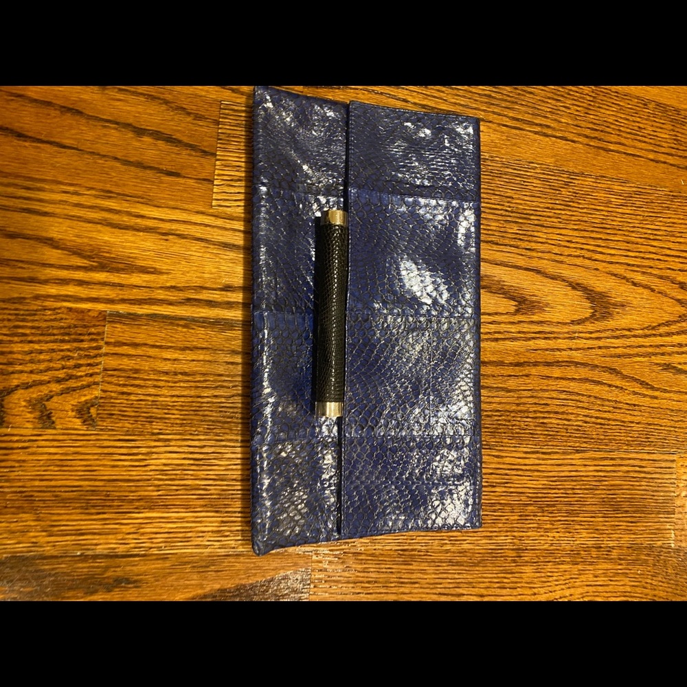 Skin clutch